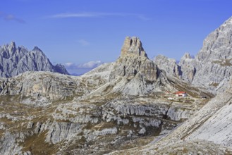 Mountain refuge Dreizinnenhütte, Rifugio Antonio Locatelli in front of the mountain Torre di