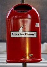 Talking red dustbin Alles im Eimer?, campaign by Stadtreinigung Hamburg for more cleanliness in