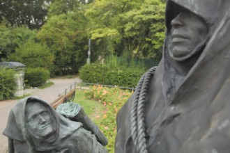 Sculpture Schelm von Bergen with two figures, woman, look, look up, look, Schelmenburg, Bergen,