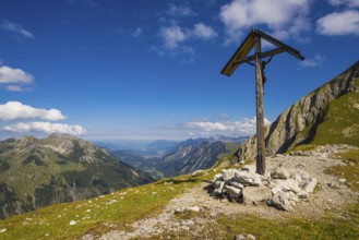 Field cross at the Rappensee, behind it the Stillachtal to Oberstdorf, Allgäu Alps, Allgäu,