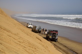 Vehicles on the Atlantic coast near Langewand, Sandwich Harbour, Namib-Naukluft Park, Namibia,