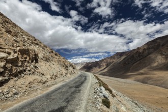 Road in Himalayas near Kunzum La pass, allegedly the highest motorable pass in the world (5602 m) .