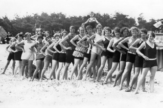 Bathing group on the beach, group of woman, funny, laughing, summer holidays, holiday, joie de