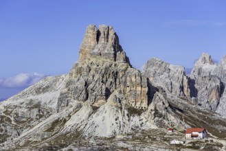 Mountain refuge Dreizinnenhütte, Rifugio Antonio Locatelli in front of the mountain Torre di