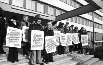 The woman's protests of the SPD, DGB and DKP against the abortion paragraph 218 on 26.2.1975 in