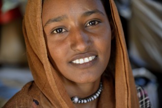 Young girl from the nomadic tribe of the Bush Arian with headgear, Portrait, Bayuda Desert, in