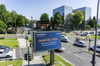 Digital billboard, by Ströer, at the crossroads, Martinstraße, Alfredstraße, B224, in Essen,