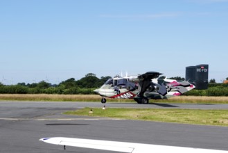 Drop aircraft, OE-FDI, Pink Boogie, skydiving aircraft, runway, Leer, East Frisia, Germany, Europe