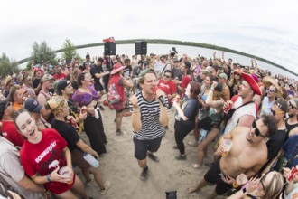 Beat Schmutz, singer of the band Schmutzki on the beach in front of the Becks Beach Stage at the