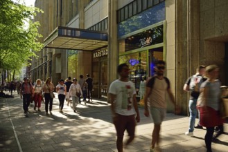 Germany, Hamburg, City, Mönckebergstraße, main shopping street, passers-by in motion, Karstadt