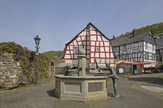 Hänkelbrunnen fountain with sculptures and half-timbered houses, Herrstein, Hunsrück,