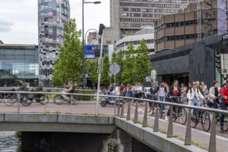 Central cycle path on the Vredenburgviaduct, at the Hoog Catharijne shopping centre, behind Utrecht