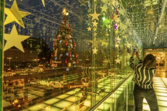 Christmas market in Dortmund, Hansaplatz, view from a pedestrian gallery between 2 department