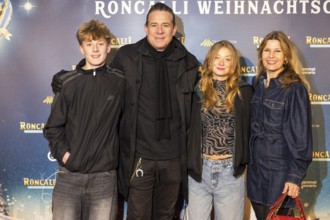 Sascha Vollmer with woman Jennifer Vollmer, daughter Manisha and son John at the premiere of the