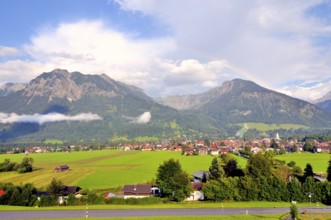 View over Oberstdorf with rainbow on Rubihorn and Geißalphorn, Schattenberg on the right,