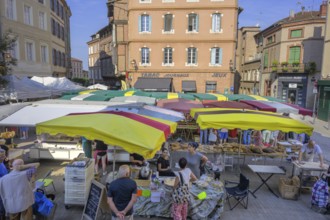 Food market outside the covered market, Albi, Département Tarn, France, Europe