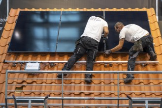 Presentation of the rapid installation of a solar system on a residential house with a pitched