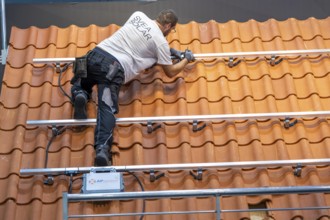 Presentation of the rapid installation of a solar system on a residential house with a pitched