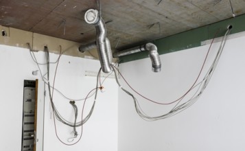 Electrical cables and pipes of a ventilation system on a wall, Berlin, 15.04.2024., Berlin, Berlin,