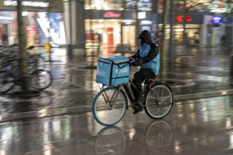 Wolt delivery service, bike couriers on the Zeil shopping street in Frankfurt am Main, waiting for