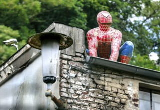 Spiderman figure on the roof of a house, Essen, 22.07.2024., Essen, North Rhine-Westphalia,