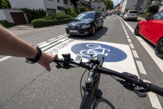 Bicycle road, cyclists have priority over car traffic, new cycle routes through Essen, here in the