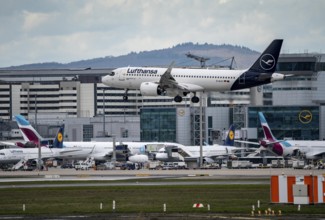 Lufthansa aircraft approaching Frankfurt am Main airport, on the centre runway, 25C/07C, terminal