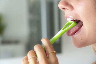 Bad breath, prevention by cleaning the tongue with a tongue brush