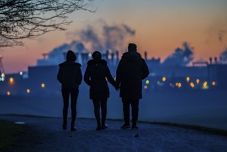 Rhine at Duisburg-Bruckhausen, steelworks Thyssenkrupp Steel, walkers on the Rhine dyke, winter,