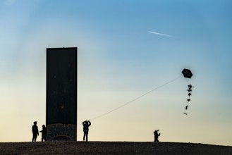 People flying a kite, sculpture by Richard Serra, Bramme for the Ruhr area on the Schurenbach spoil