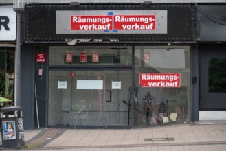 Closed retail shop in the city centre of Essen, Porschekanzel, former clothing shop, North