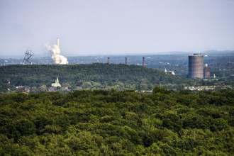 View from the Haniel spoil tip over the green Ruhr area landscape to the southeast, over the