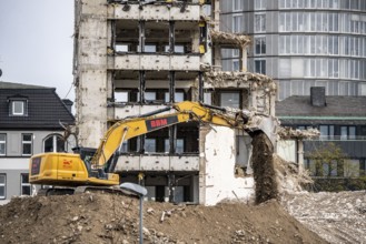 Demolition of the former RWE building complex, in the city centre, on the A40 motorway in Essen,