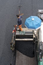 Renewal of the road surface on the A40 motorway between the Kaiserberg junction and Mülheim-Heißen,