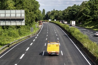 Marking work after the renewal of the road surface on the A40 motorway between the Kaiserberg