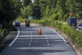 Renewal of the road surface on the A40 motorway between the Kaiserberg junction and Mülheim-Heißen,