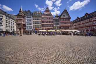 Saturday hill with half-timbered houses on the Römerberg town hall square under a blue sky with