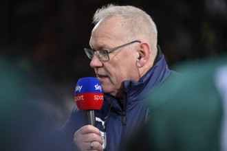 CEO Holger Sanwald 1. FC Heidenheim 1846 FCH Portrait, in interview Microphone Micro Logo SKY