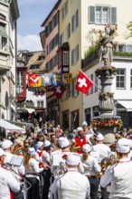 Historically costumed guildsmen in Zurich's Old Town, stand concert at Münzplatz, Zunft zum Weggen,