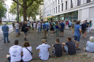 Fire alarm in a hotel in Cologne, the hotel was evacuated early in the morning, the guests gather