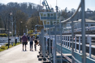 Lake Baldeney in Essen, Saturday, 04.04.20, closed-off regatta grandstands, otherwise hundreds of