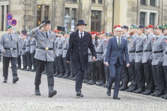 Public roll call of the Army Officers' School on Theatre Square: Bundeswehr honours and bids