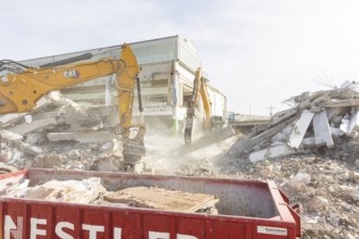 Demolition of the old shopping centre in Dresden-Nickern by the investor Krieger. The new building