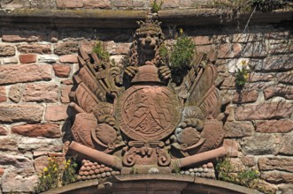 Coat of arms with lion's head and weapons, 1683, with the slogan: Honi soit qui mal y pense in the