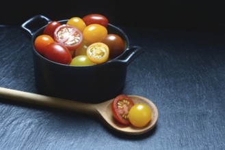 Various cherry tomatoes in pots, cherry tomato