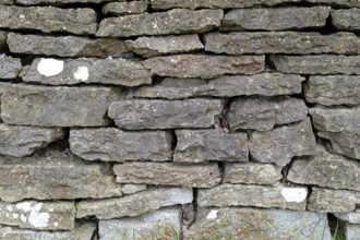 Wall made of stacked stone slabs