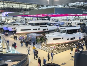 View from elevated position in exhibition overview of exhibition hall public fair fair boot