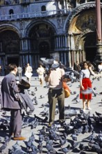 Menschen und Tauben auf dem Markusplatz, Piazza San Marco, Venedig, Italien 1959