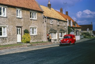 Dorfhäuser in der High Street, Swinstead, Lincolnshire, England, UK31. August 1970 roter Postwagen