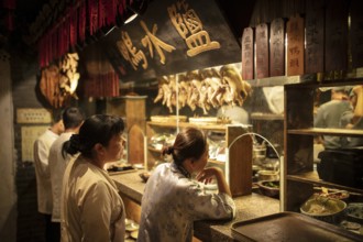 Restaurant Nan Jing Da Pai Dang, waiter at the duck food counter, Nanjing, China, Asia